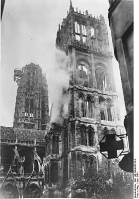 Photo montrant l'incendie sur la tour Saint-Romain