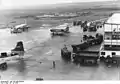 Camions de la 67th Transportation Company livrant les marchandises du Glessen Quartermaster Depot sur la Base aérienne de Rhein-Main,