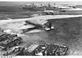 Des avions Douglas C-47 Skytrain sont chargés à l'aéroport de Francfort.