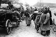 Exode de paysannes russes devant les armées allemandes, 1915.