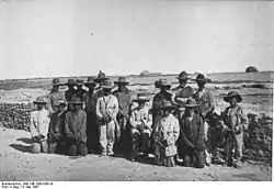 Un chef de tribu et son entourage en 1897.