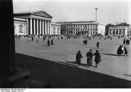 La Königsplatz vue des Propylées vers la Glyptothèque (à gauche), le Führerbau ou bâtiment du Führer (milieu) et un des deux Ehrentempel, temple d'honneur, en 1937