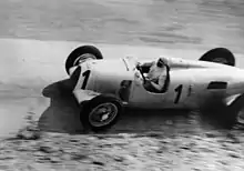 Photo de Bernd Rosemeyer, en course, lors de l'Eifelrennen 1937.