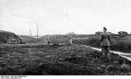 Des officiers allemands viennent observer le champ de bataille et quelques épaves de chars d'assaut anglais, près du village de Bourlon, en novembre 1917.