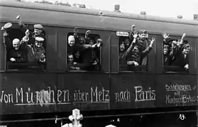Transport de troupe, avec l'inscription Von München über Metz nach Paris (« de Munich par Metz vers Paris »).