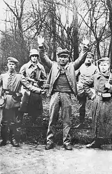 Un militant de la république des conseils de Bavière photographié avant son exécution par les corps francs le 3 mai 1919