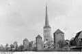 1943 : l'église et les murs de la ville.