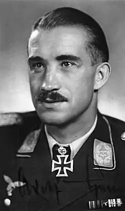 Portrait d'un homme à moustache en uniforme. Une croix de Fer est visible en tant que décoration.