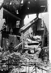 Destruction d'une des écoles chrétiennes de Douai, 2 octobre 1917 (8 morts), photo de propagande accusant les Alliés d'être responsables de ces morts.