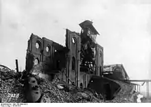 Destruction des mines (photo allemande ; entre 1914 et 1918, une tour métallique effondrée dans une ruine de brique