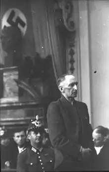 Photographie en noir et blanc d'Erwin von Witzleben lors de son procès