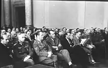 Photographie en noir et blanc d'un public dans lequel on distingue Ernst Kaltenbrunner lors d'un procès devant le Volksgerichtshof