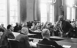 Photographie en noir et blanc de Carl Goerdeler debout face aux juges du Volksgerichtshof