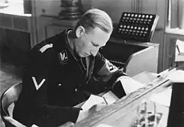 Reinhard Heydrich à son bureau.