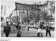 Description de l'image Bundesarchiv Bild 183-11225-0005, Budapest, II. Weltfestspiele, Festumzug, indonesische Delegation.jpg.