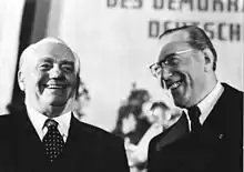 Wilhelm Pieck (à gauche) et le président du Conseil Otto Grotewohl lors de l'élection de W. Pieck au poste de président de la RDA. Photo prise le 11 octobre 1949.