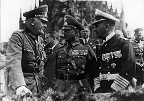 Photographie en noir et blanc de Blomberg, Fritsch et Raeder (de gauche à droite de l'image) réunis à Nuremberg le 13 septembre 1936
