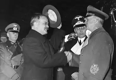 Le chef du gouvernement soviétique et commissaire aux Affaires étrangères Vyacheslav Molotov fait ses adieux au ministre des Affaires étrangères du Reich, von Ribbentrop, à la gare d'Anhalt, Berlin, November 1940.