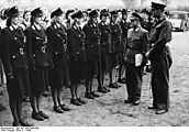 Ouest : première promotion féminine de l'école de police de Spandau devant un colonel britannique (à dr.), 1946.