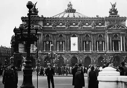 L'opéra Garnier pavoisé de croix gammées en 1941.