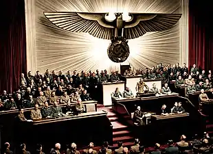 Au Reichstag, immense Reichsadler avec sa croix gammée derrière l'orateur (ici Hitler le 11 décembre 1941).