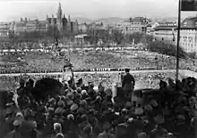 Photographie en noir et blanc d'Adolf Hitler, vu de dos, s'adressant à la foule rassemblée sur la Heldenplatz à Vienne  le 14 mars 1938