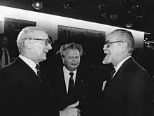 De gauche à droite : Erich Honecker, Axen et le dirigeant cubain Carlos Rafael Rodriguez lors du 750e anniversaire de Berlin en octobre 1987.