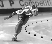 Une femme faisant du patinage de vitesse.