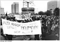 Une manifestation a eu lieu près de l'horloge le 24 avril 1990.