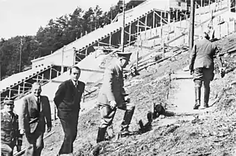 Adolf Hitler visitant le site de test pour la construction du stade, en 1938.