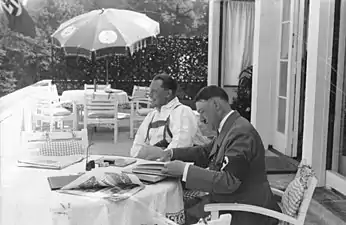 Hitler en compagnie de Hermann Göring sur la terrasse.