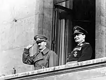 Photographie en noir et blanc de Hitler et Göring, saluant d'un balcon, le 16 mars 1938
