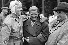 Photo de Bernd Rosemeyer, enlaçant sa femme Elly Beinhorn et Ferdinand Porsche.