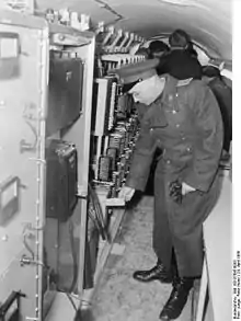 Officier soviétique dans le tunnel creusé par les services anglo-saxons entre Berlin-Ouest et Berlin-Est lors de l'opération Gold après sa découverte, 24 avril 1956.