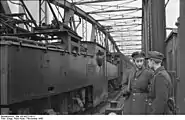 Transport de lignite à Hirschfelde (Zittau) à la frontière germano-polonaise, douaniers polonais (à g.) et allemand (à dr.), 1958