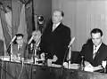 Conférence de presse de Walter Ulbricht en juin 1961, quelques jours avant l'édification du Mur de Berlin, Axen est au fond à gauche.