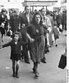 Mère juive et sa fille dans les rues de Berlin (1941)