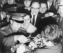 Terechkova et Gagarine en visite au Tiergarten de Berlin en octobre 1963.