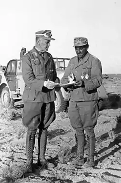 Le General der Panzertruppe Ludwig Crüwell (à gauche) en Afrique du Nord en 1942.