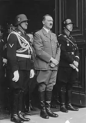 photographie en noir et blanc d'Hitler et Himmler.