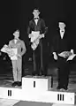 Robert Dureville en 1964 sur le podium de la coupe de la fédération internationale (avec Ondrej Nepela à gauche et Günter Zöller à droite).