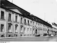 Le même « 76, Wilhelmstraße » (sans drapeaux nazis) en 1937 ; au fond : le « 74 ».