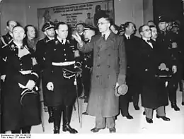 Photographie en noir et blanc de Heinrich Himmler, Wolf-Heinrich von Helldorf et Richard Walther Darré (de gauche à droite de l'image)