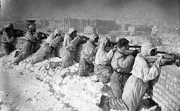 Janvier 1943, ouvrant le feu sur l'ennemi à partir du toit d'un immeuble.
