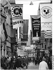 La Hainstraße (Leipzig) (de) avec une pub pour le cabaret, 1967. Photo : Heinz Koch