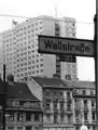 Vieux bâtiments sur la Wallstraße en attente de démolition en 1969, de nouvelles tours résidentielles en arrière-plan.