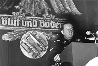 photographie d'un responsable nazi à une tribune.