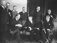 Photographie noir et blanc de Göring, Hitler, Franz von Papen, Franz Seldte, Günther Gereke, Lutz Schwerin von Krosigk, Wilhelm Frick, Werner von Blomberg Alfred Hugenberg en 1933.