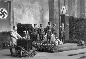 Hermann Göring, le commandant en chef de la Luftwaffe, prononçant un discours lors des funérailles militaires du lieutenant-colonel Helmut Lent en octobre 1944.