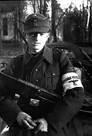 2. Un adolescent de 16 ans du  Volkssturm de Prusse-Orientale. Plus tôt dans le conflit, son arme automatique à courte portée était généralement attribuée à un soldat aguerri, voire aux cadres.